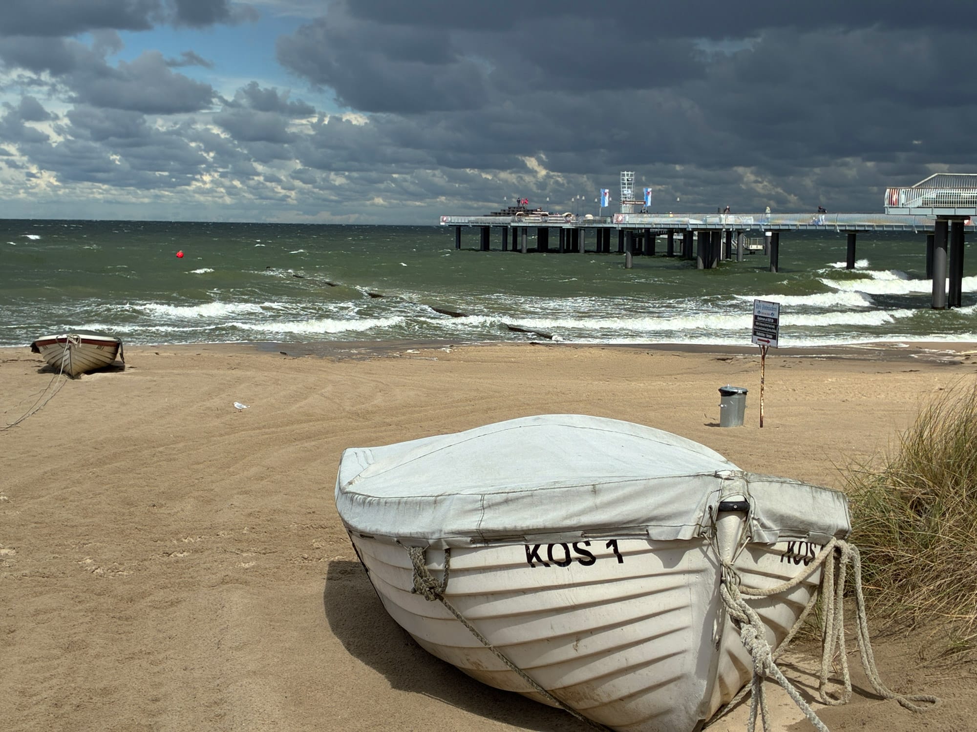 Selbes Foto vom Strand auf Usedom, hier wurden die störenden Menschen durch Generatives Füllen in Photoshop wegretuschiert.