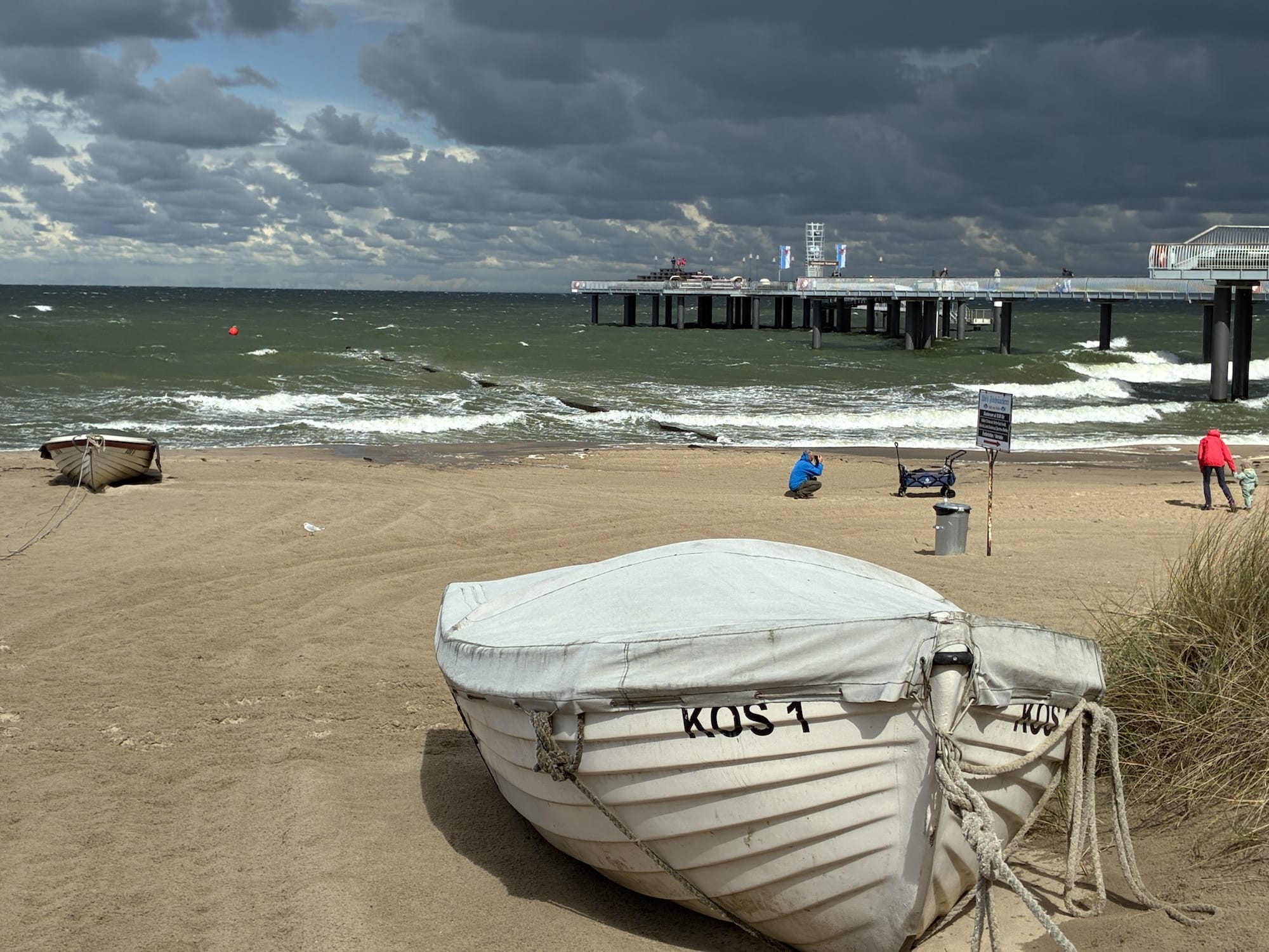 Foto vom Strand auf Usedom, mit mehren störenden Menschen im Bild. Die werden wir gleich mit generatives Füllen aus dem Bild entfernen.