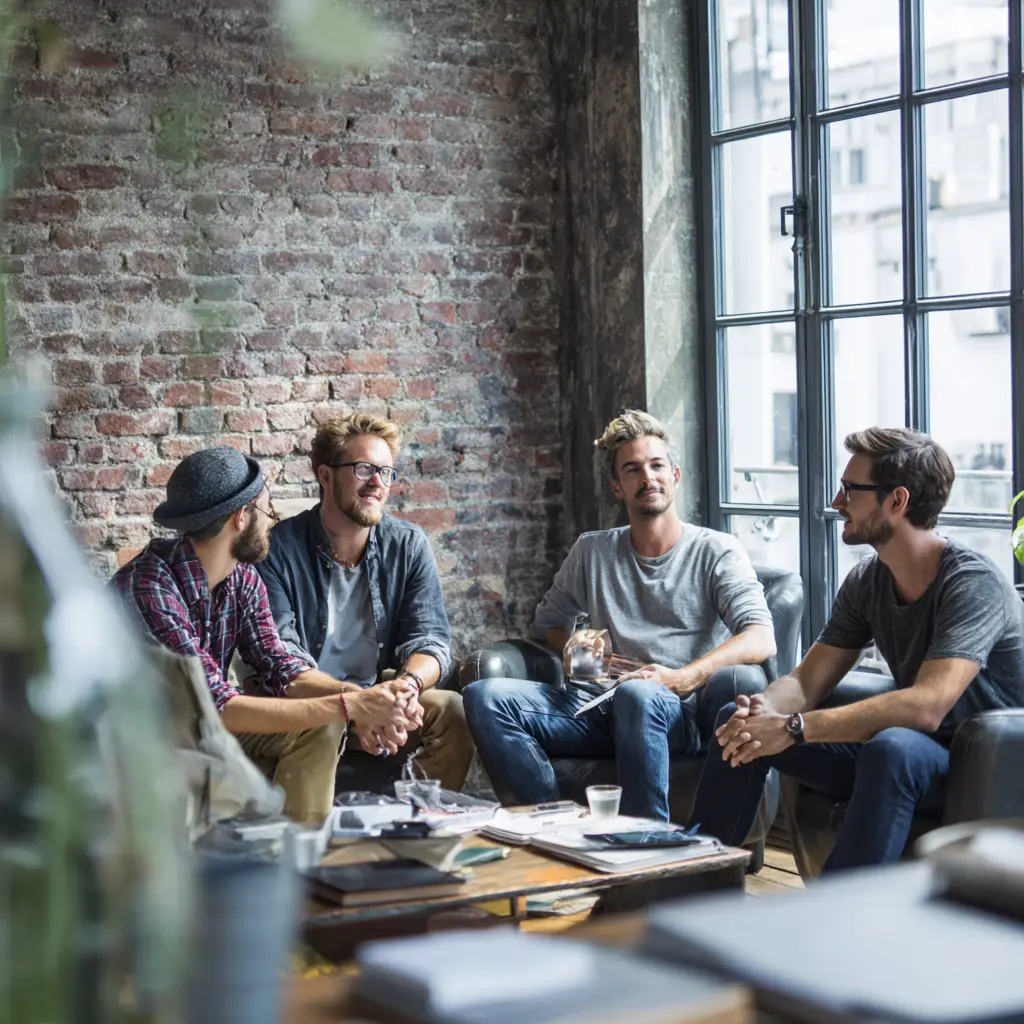 Diverse Gruppe von vier jungen Menschen.