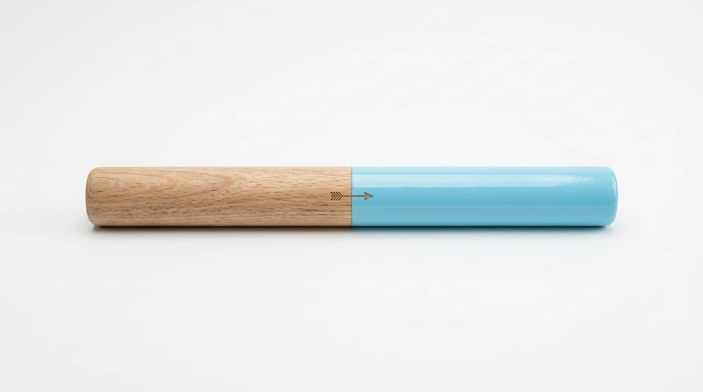 Horizontales Holz- und hellblaues Stiftobjekt mit Pfeilsymbol