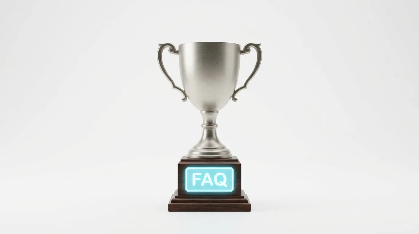 Silberner Pokal auf Holzsockel mit leuchtender Plakette „FAQ“ vor weißem Hintergrund