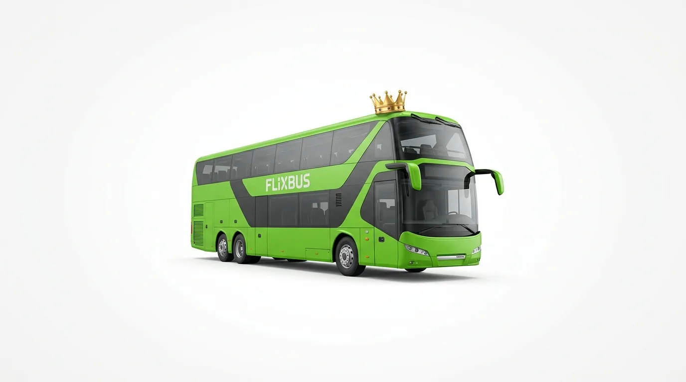 Grüner FlixBus-Doppeldeckerbus mit goldener Krone auf dem Dach, weißer Hintergrund