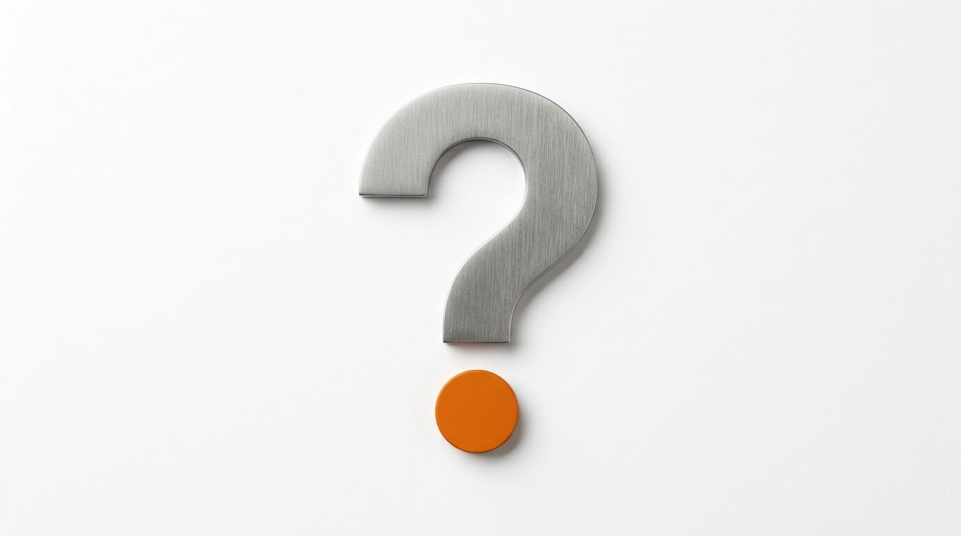 Silbernes Metall-Fragezeichen mit orangefarbenem Punkt auf weißem Hintergrund