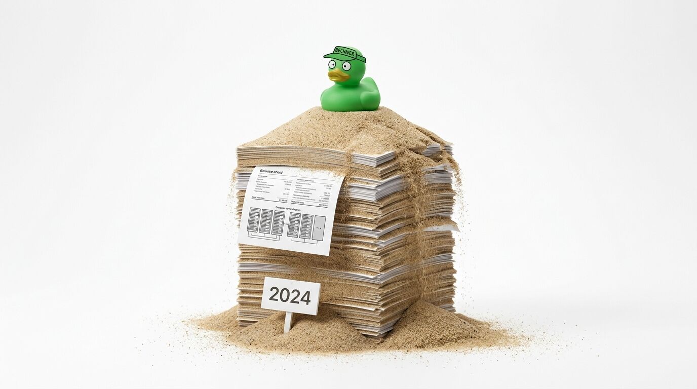 Eine grüne Badeente auf einem vergrabenen Stapel aus Dokumenten, die die Jahreszahl 2024 zeigen