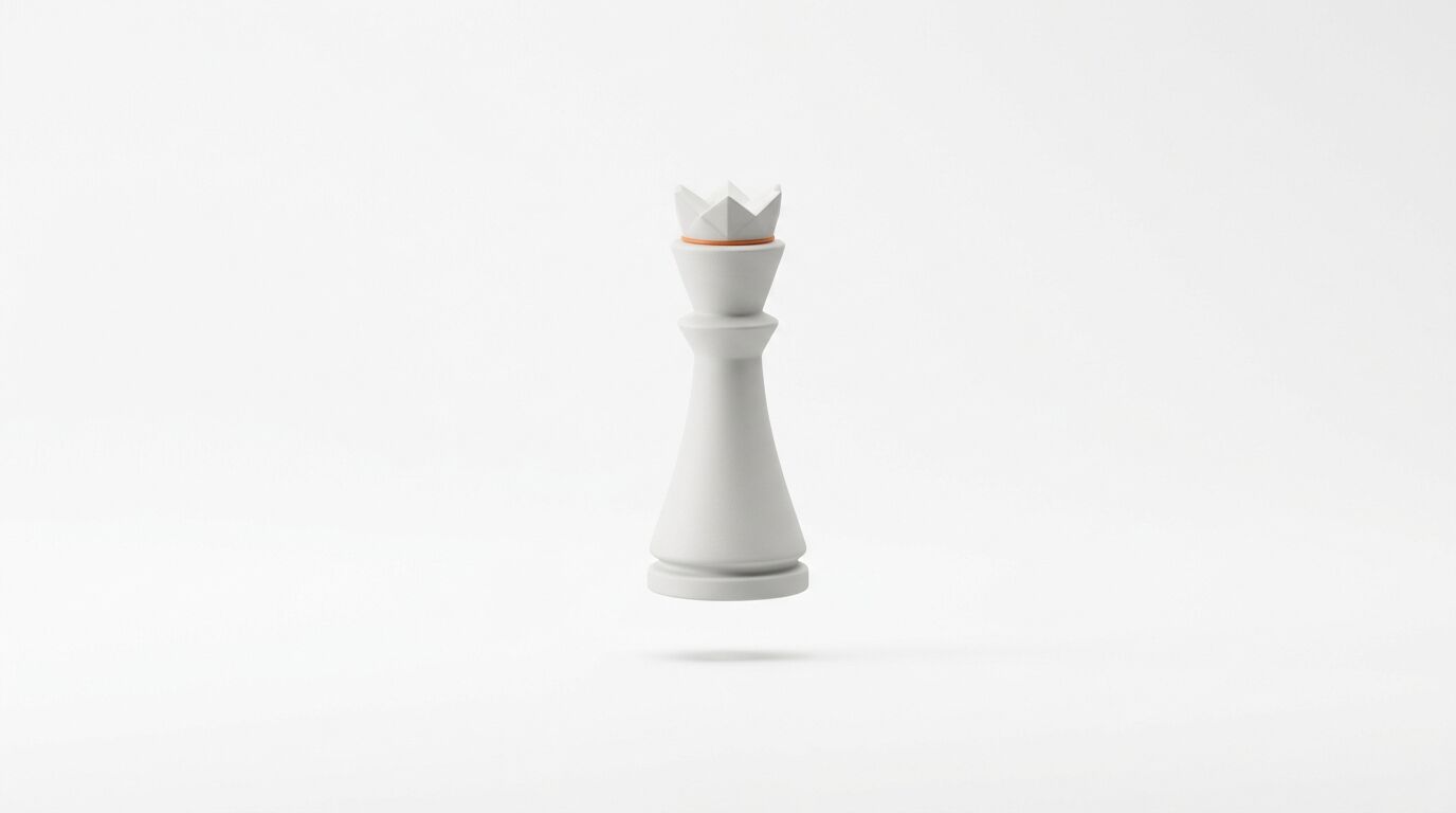 Schachkönig-Figur schwebt über weißem Grund mit orangefarbenem Ring und Papiereinsatz