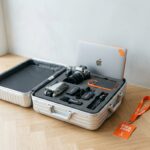 Was steckt im Koffer eines Travel Influencers bei der WM 2026?