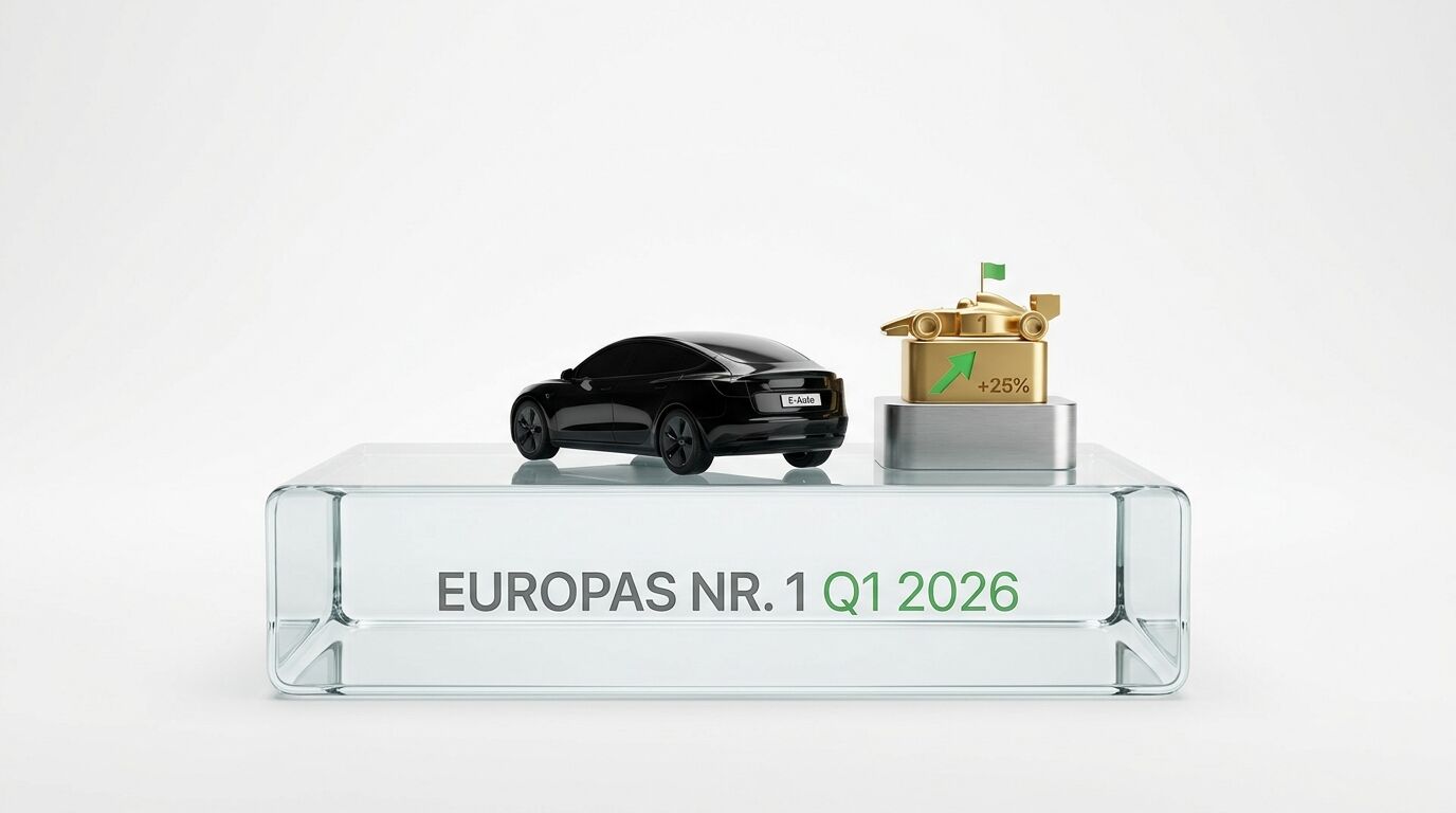 Ein schwarzes Elektroauto-Modell steht neben einer Goldtrophäe auf einem beschrifteten Glaspodest