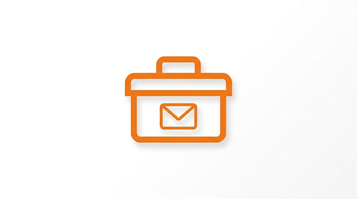 Oranges Werkzeugkasten-Icon mit Brief-Symbol auf weißem Hintergrund