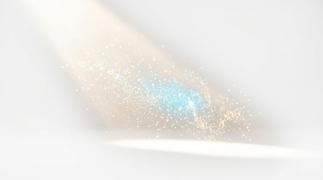 Weißer Raum mit Lichtstrahl von links, beleuchtet blaue und goldene Glitzerpartikel in der Luft