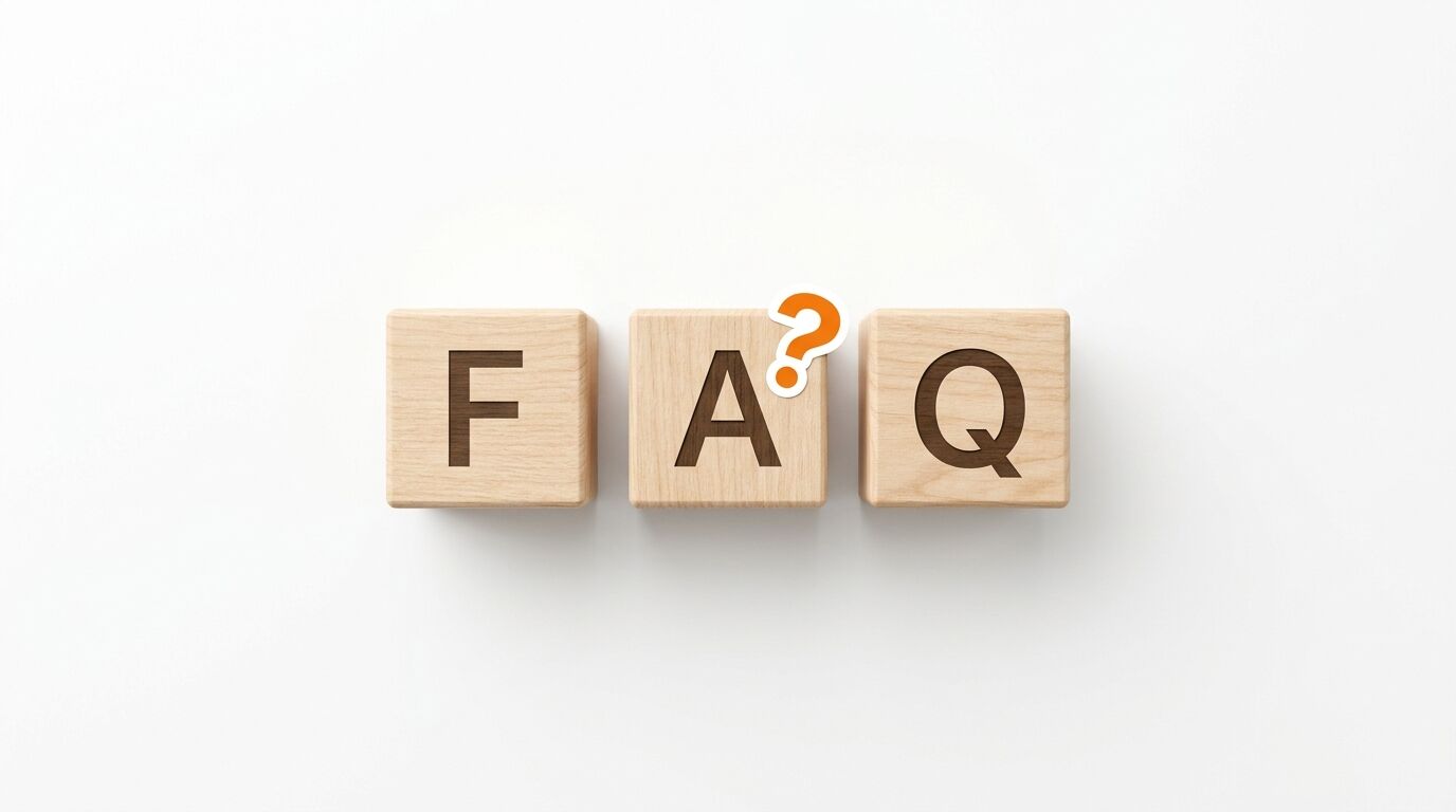 Holzwürfel bilden das Wort FAQ, ein orangefarbenes Fragezeichen steht über dem A