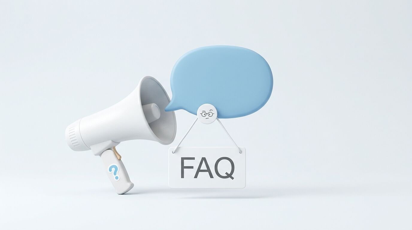 3D-Illustration von Megafon, blauer Sprechblase und hängendem FAQ-Schild auf grauem Grund