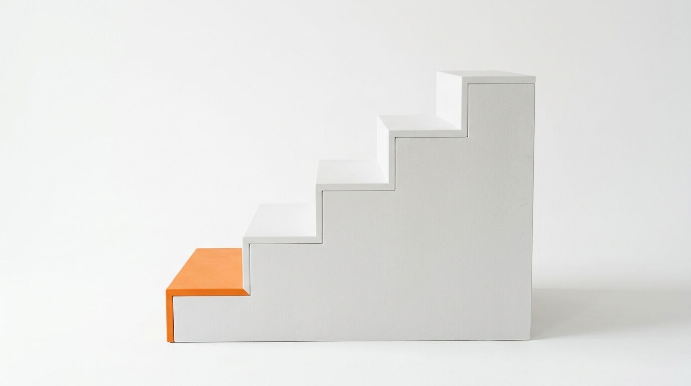 Weiße Treppe mit fünf Stufen, unterste Stufe orange abgesetzt, auf weißem Grund