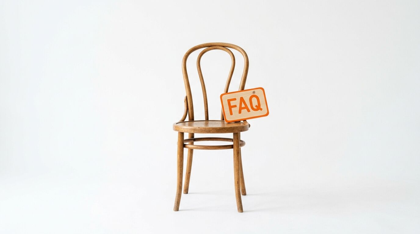 Holzstuhl mit FAQ-Schild vor weißem Hintergrund