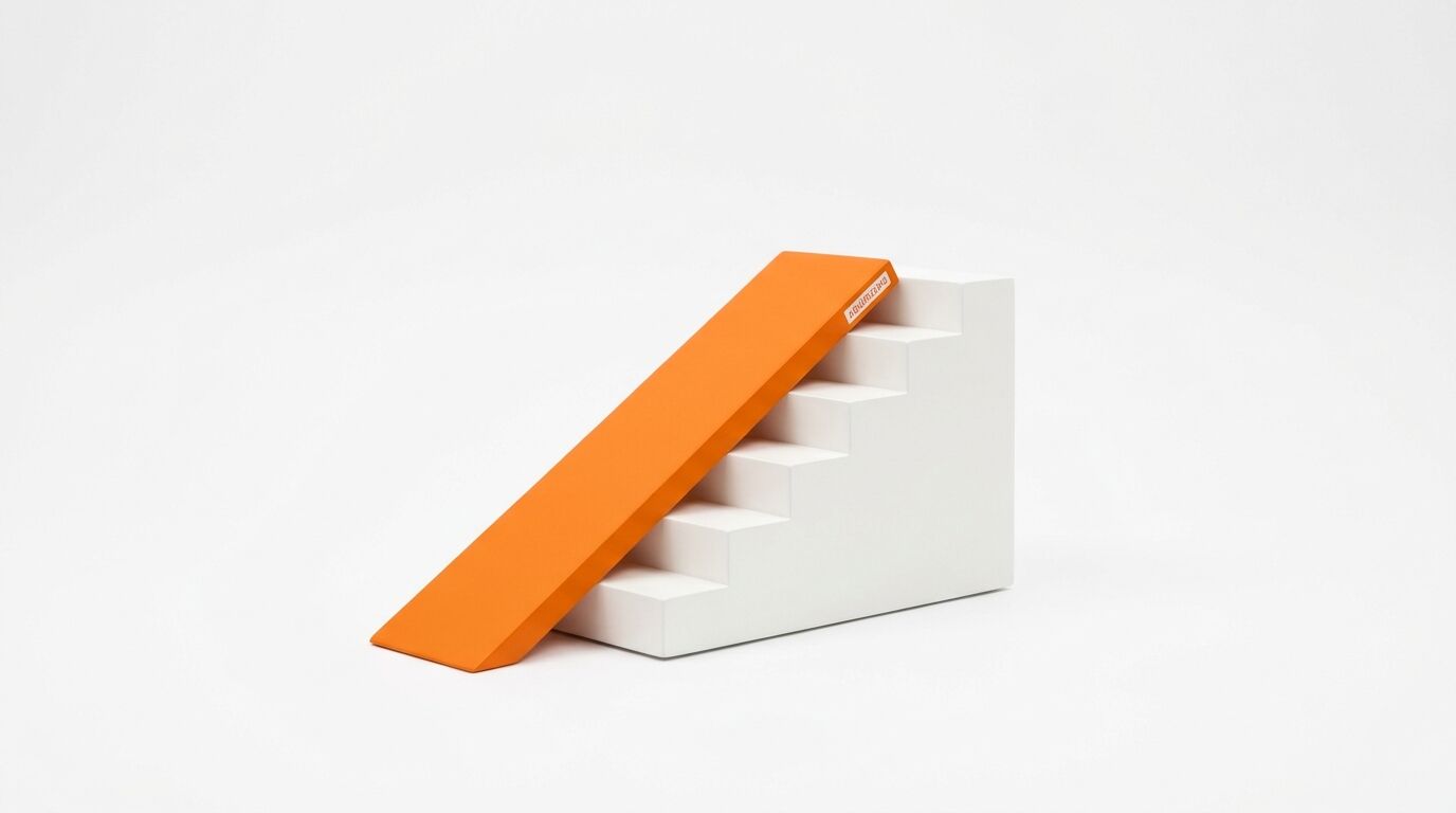 Weiße Treppe mit einer diagonal angelehnten orangefarbenen Schräge vor weißem Hintergrund