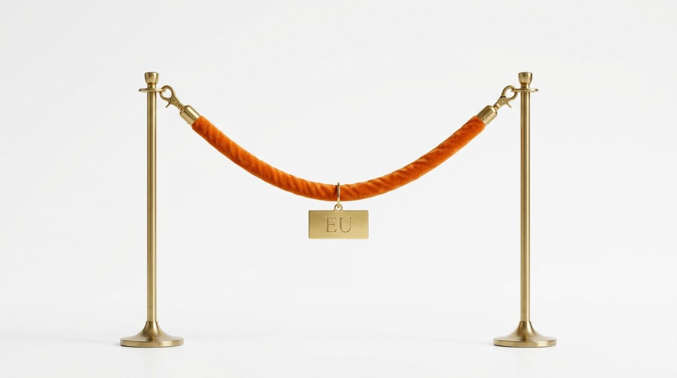 Absperrständer mit orangefarbenem Samtseil und Metallplakette mit der Aufschrift EU