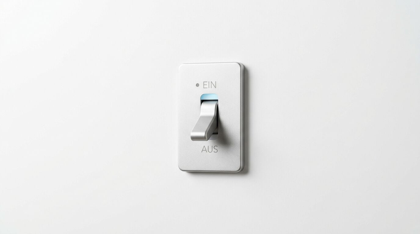 Silberner Kippschalter auf Weiß, Hebel unten. Ein blauer Lichtbalken über „EIN“ leuchtet