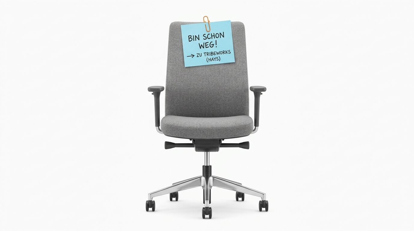Bürostuhl mit blauem Zettel und Text: