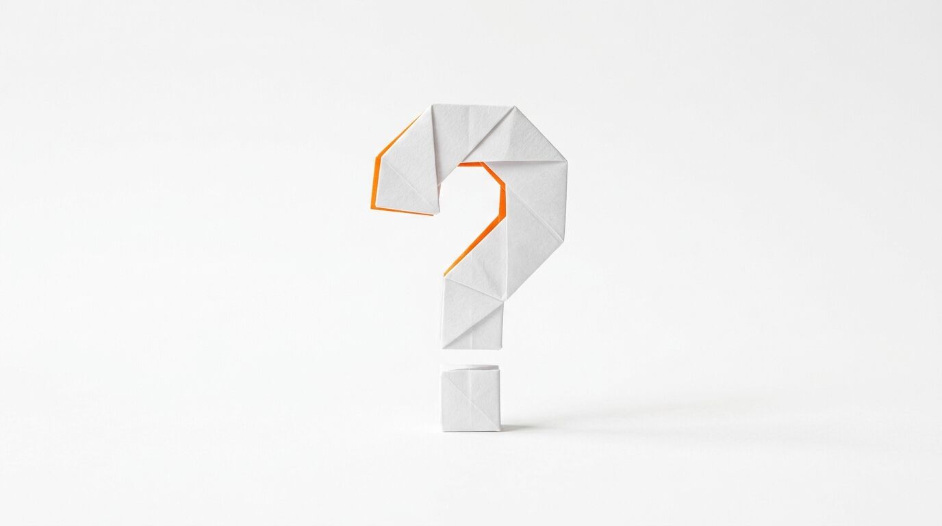 Weißes Origami-Fragezeichen mit orangefarbenen Kanten auf weißem Grund
