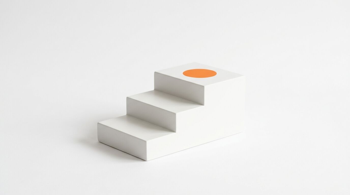 Weiße dreistufige Miniaturtreppe mit orangefarbenem Punkt oben auf weißem Hintergrund