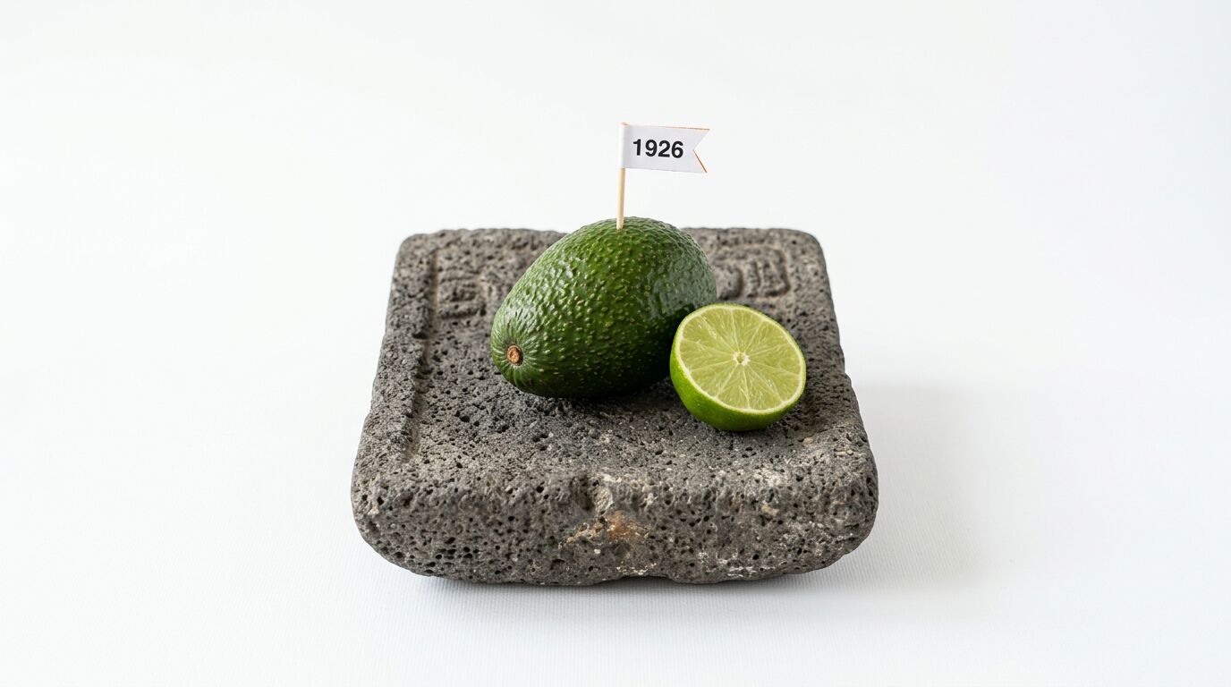 Eine Avocado, eine halbe Limette und ein Schild mit
