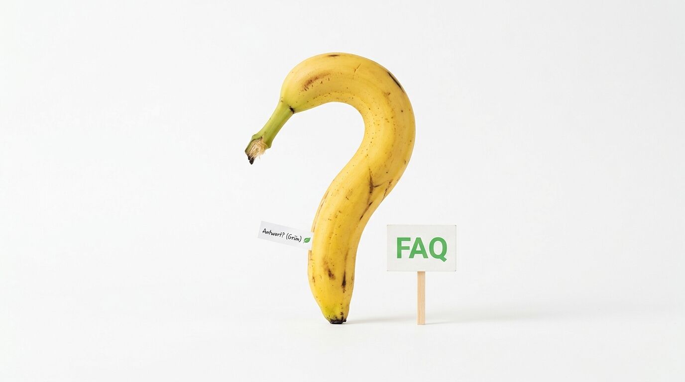Eine Banane in Form eines Fragezeichens mit zwei kleinen Hinweisschildern davor
