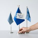 Corporate Identity in Print: Wie Unternehmen Fahnen und Flaggen als Markensignal einsetzen