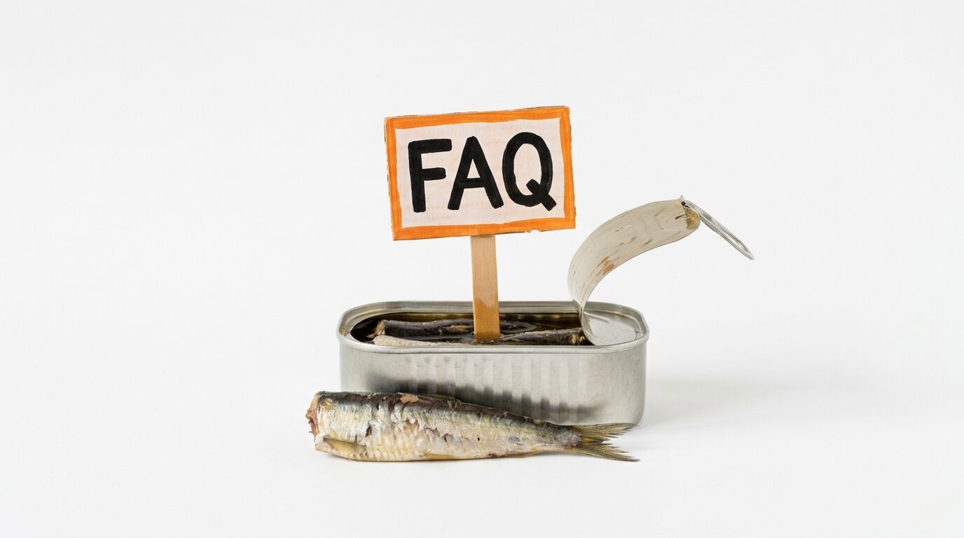 Sardinen in offener Dose, davor ein ganzer Fisch, mittig ein Schild mit „FAQ“ vor weißem Hintergrund