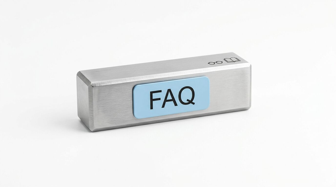 Metallblock mit hellblauer Plakette und schwarzer Aufschrift FAQ auf weißem Grund