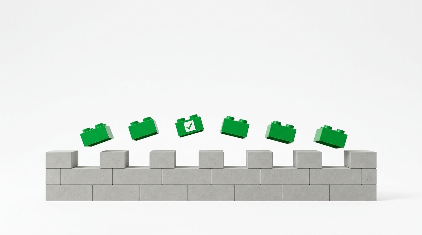 Grüne Bausteine mit Häkchen-Symbol auf grauer Steinmauer. Einer der Blöcke ist markiert