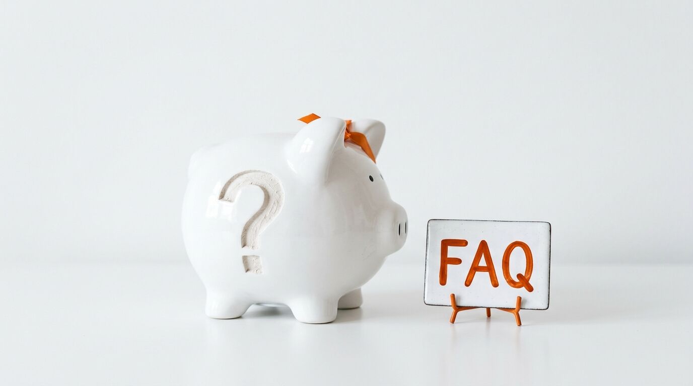 Ein weißes Sparschwein mit Fragezeichen und ein Täfelchen mit der Aufschrift FAQ