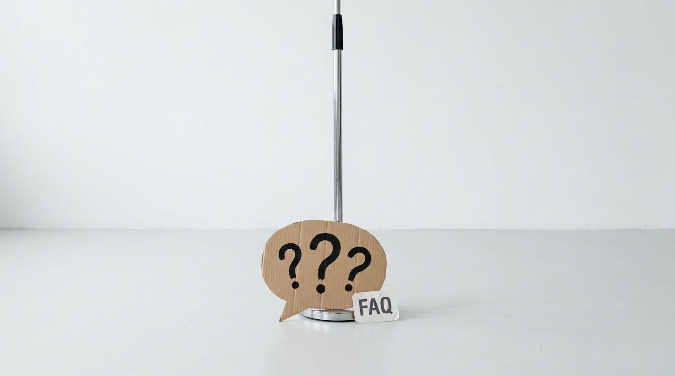 Ein Ständer mit drei Fragezeichen in einer Sprechblase und einem FAQ-Zettel