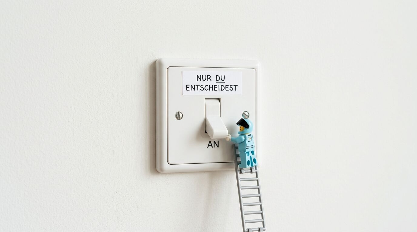 Eine Legofigur auf einer Leiter betätigt einen Lichtschalter mit dem Text „Nur du entscheidest“