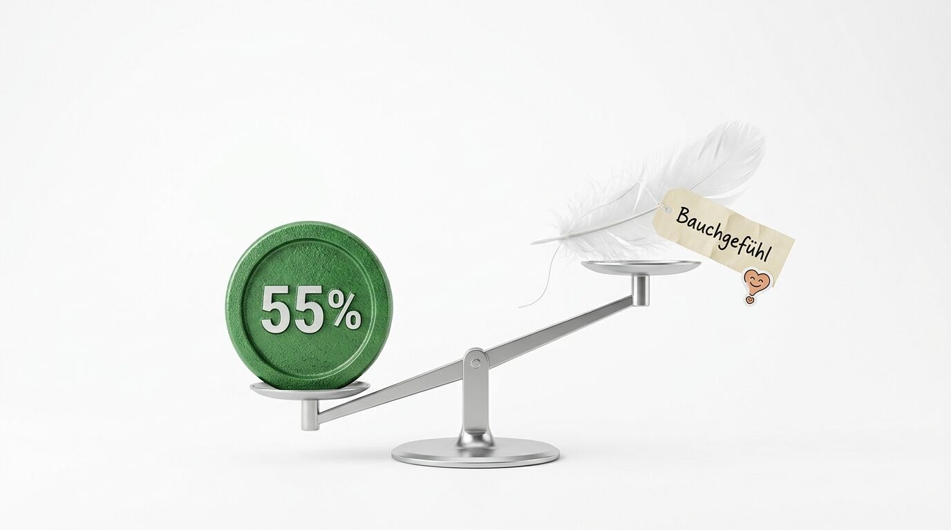 Schaukelwaage mit 55%-Münze links, Feder und Bauchgefühl-Zettel rechts