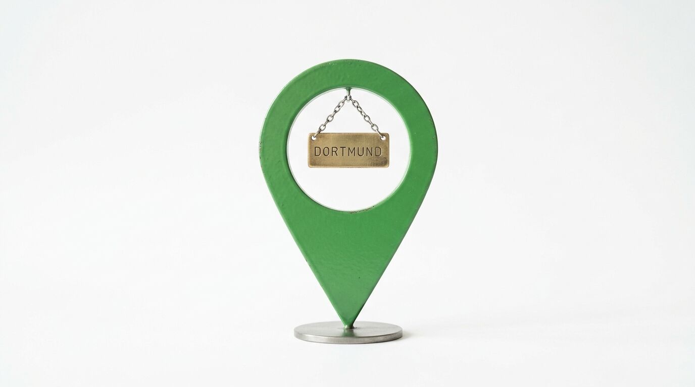 Grüner Metall-Stand-Pin mit aufgehängtem Schild „DORTMUND“ auf weißem Hintergrund
