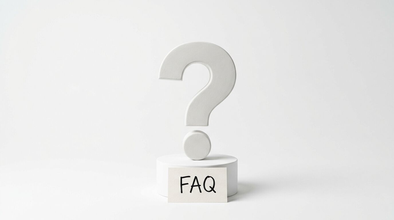 Weißes Fragezeichen auf Sockel mit „FAQ“-Kärtchen vor weißem Hintergrund