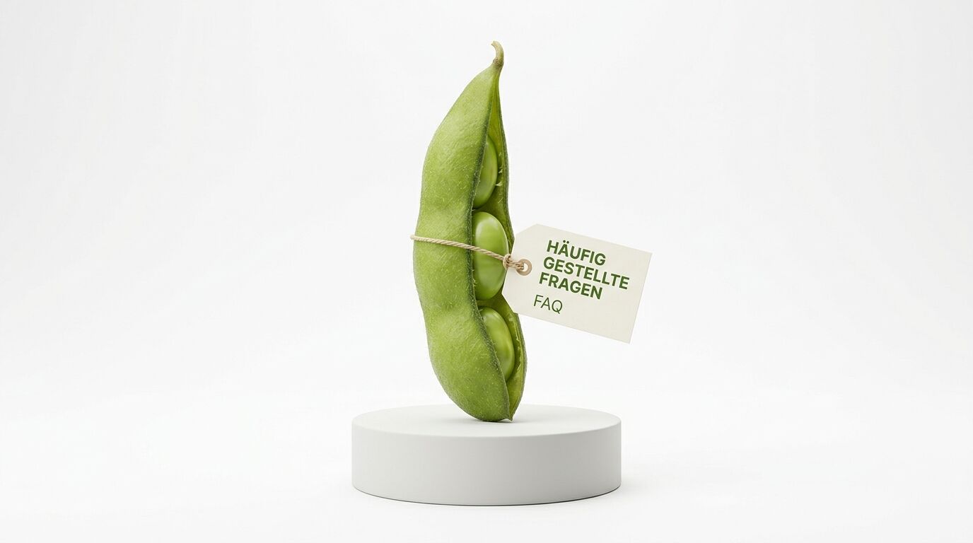 Edamame-Schote auf weißem Sockel mit FAQ-Anhänger