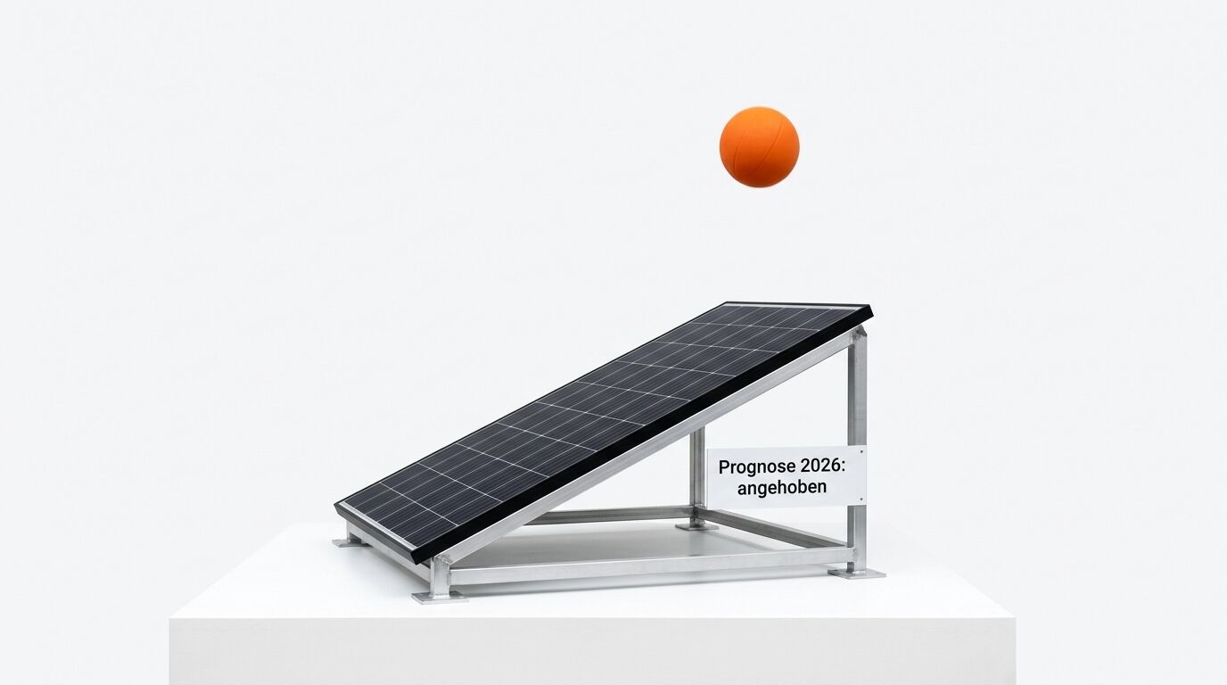 Solarpanel mit Ball und Schild: Prognose 2026 angehoben