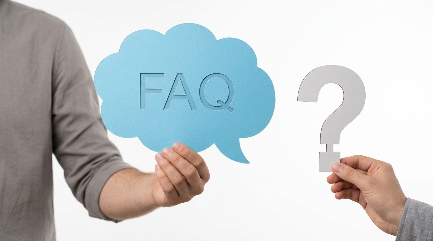 Hände halten eine blaue Sprechblase mit „FAQ“-Schriftzug und ein graues Fragezeichen