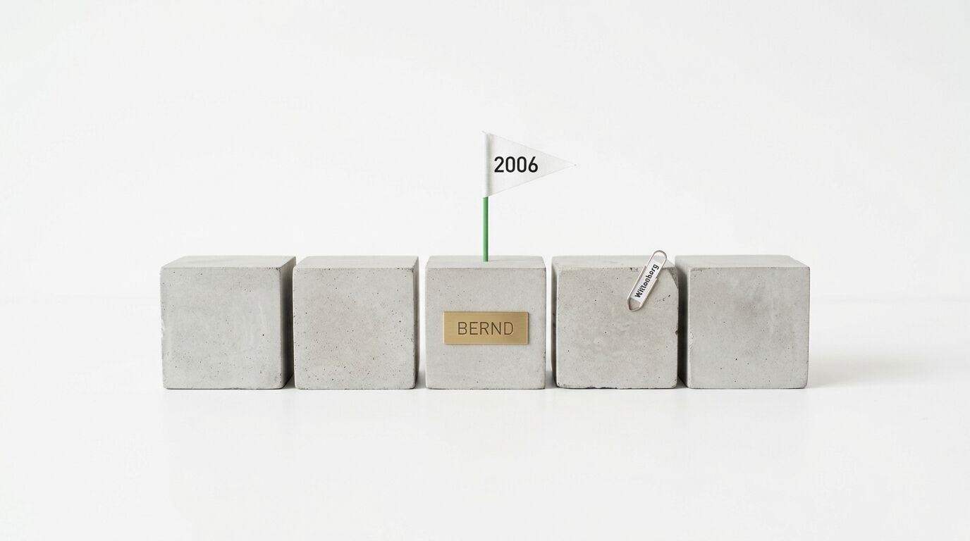 Fünf Betoncubes nebeneinander mit Fahne und Schildchen auf weißem Hintergrund
