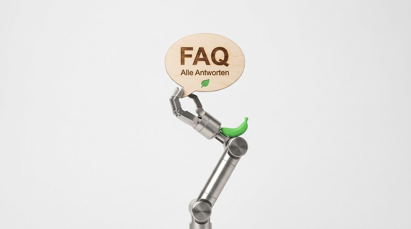 Roboterarm hält FAQ-Sprechblase aus Holz, kleiner grüner Pfeil am Gelenk