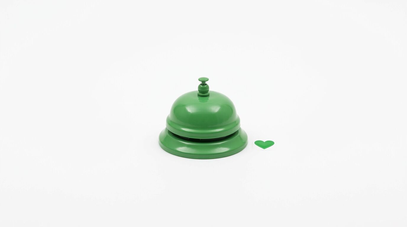 Eine grüne Hotelklingel und ein kleines grünes Herzsymbol auf weißem Untergrund
