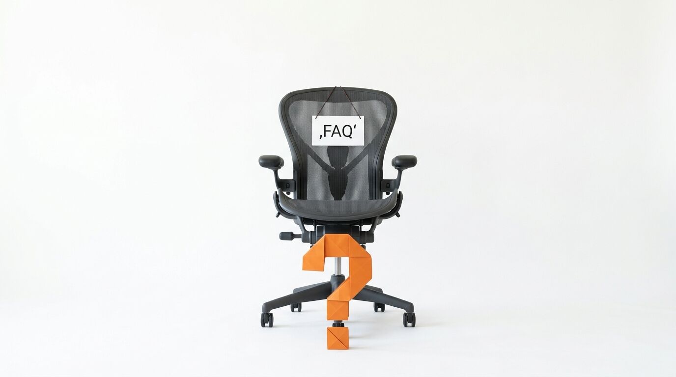 Bürostuhl mit „FAQ“-Schild und orangefarbenem Fragezeichen aus Würfeln auf weißem Hintergrund