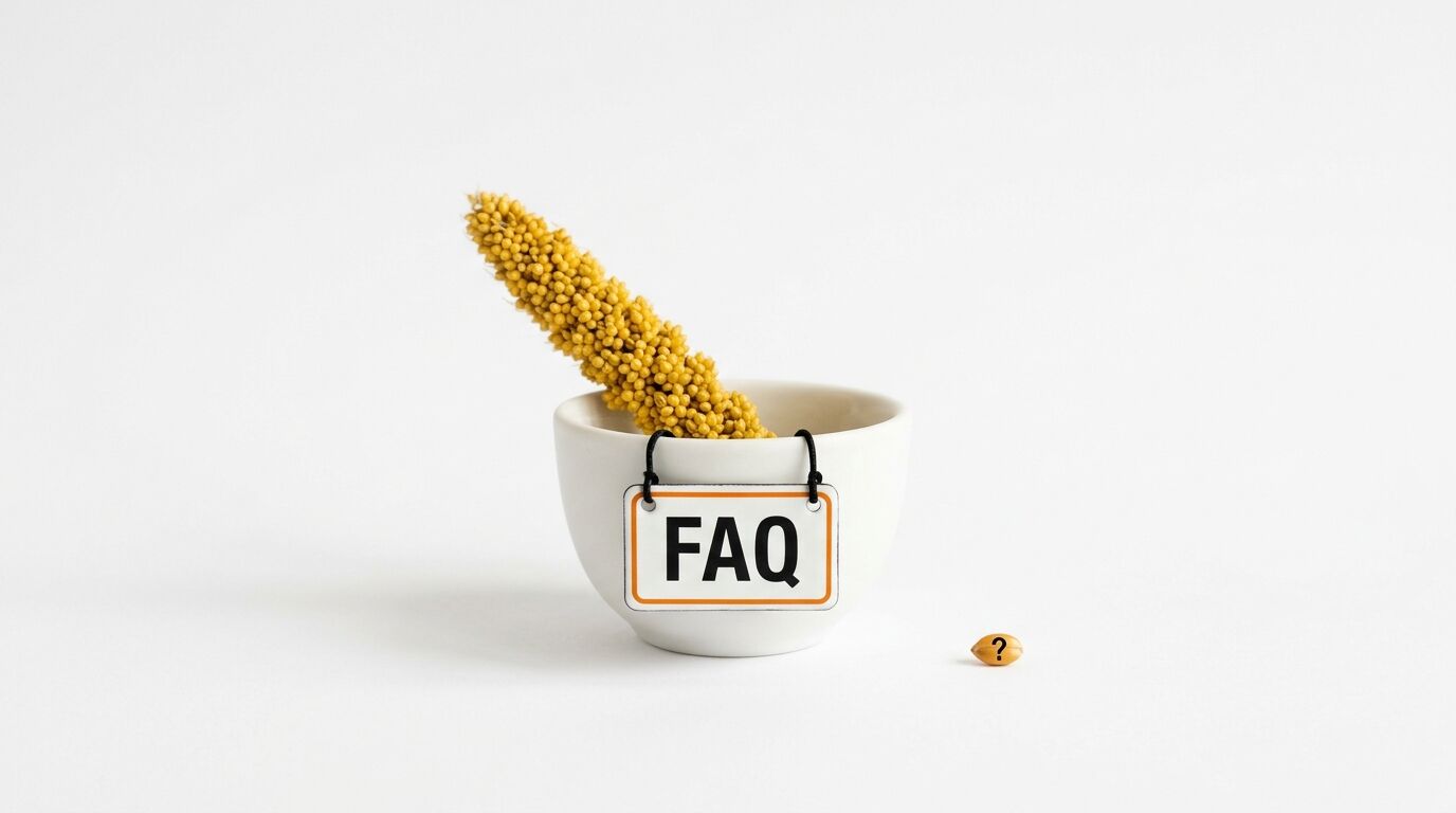 Hirsekolben in Schale mit FAQ-Schild, Fragezeichen-Korn daneben auf Weiß