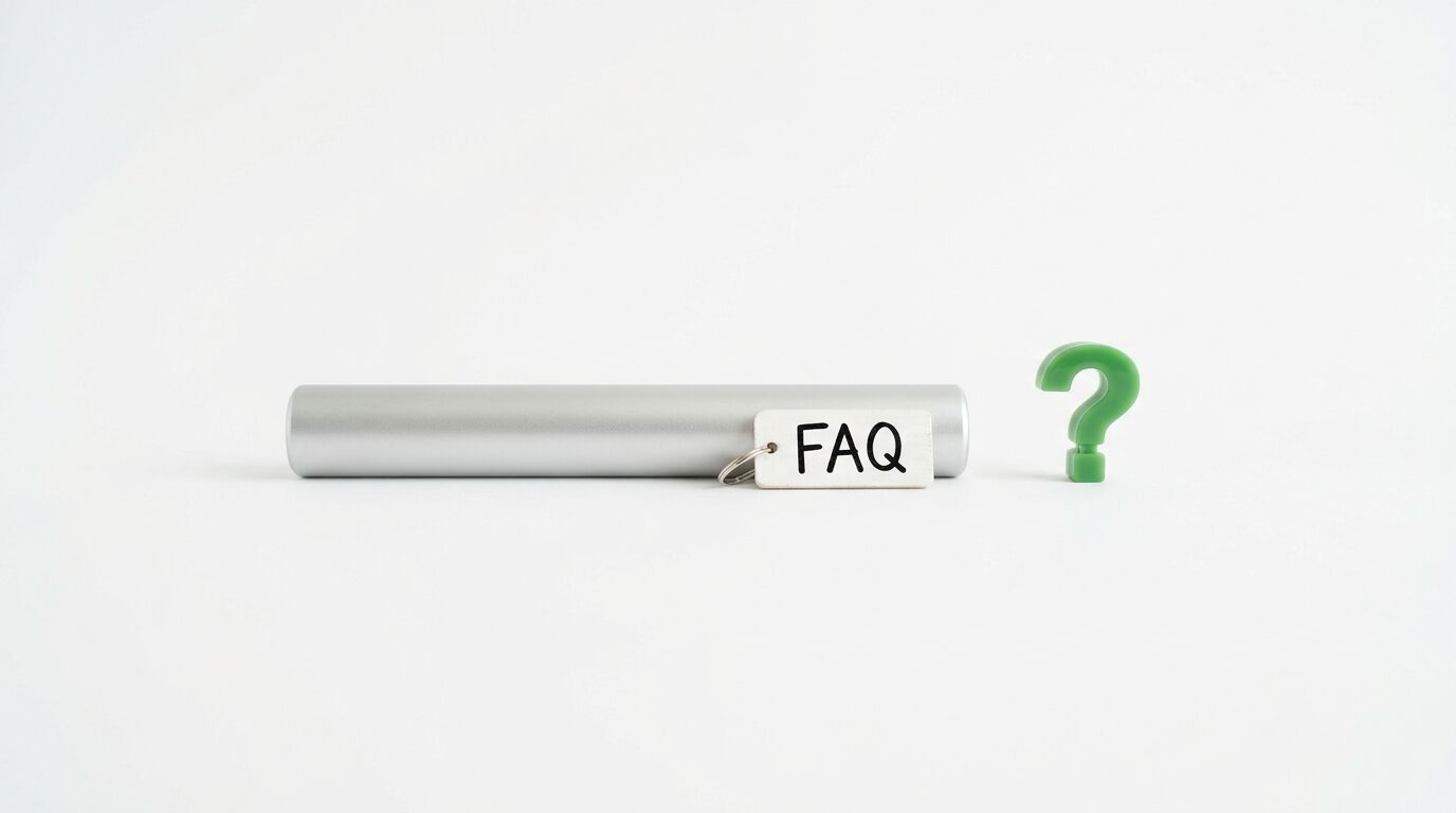 Silbernes Rohr mit FAQ-Anhängsel und grünes Fragezeichen