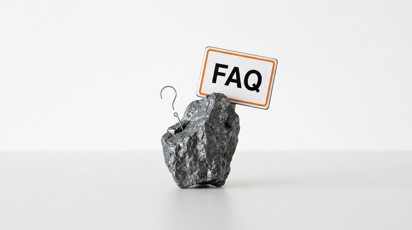 Ein Stein mit einem Fragezeichen und einem Schild mit der Aufschrift FAQ auf grauem Grund