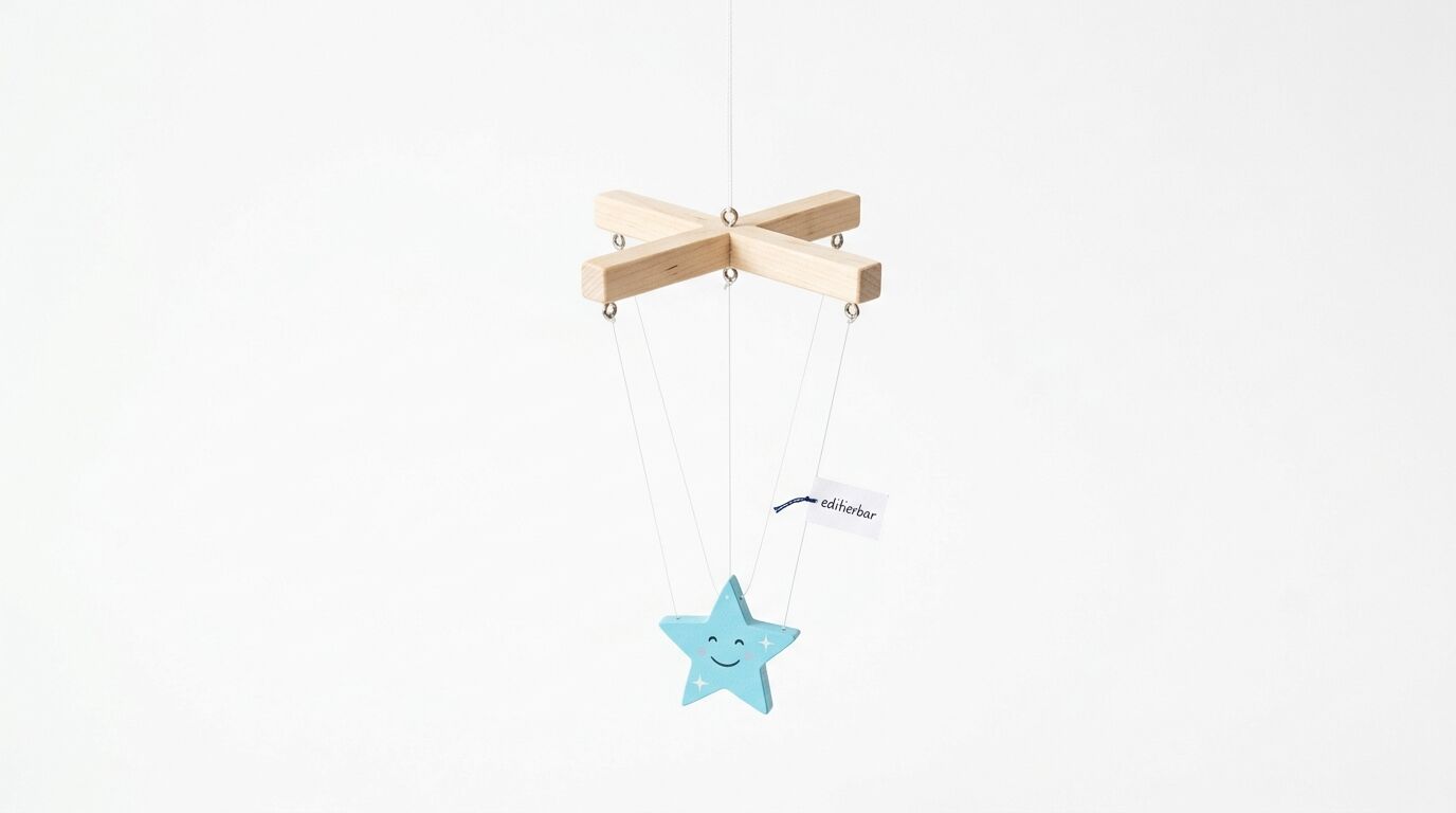Holz-Baby-Mobile-Halter mit einem blauen lächelnden Stern vor weißem Hintergrund
