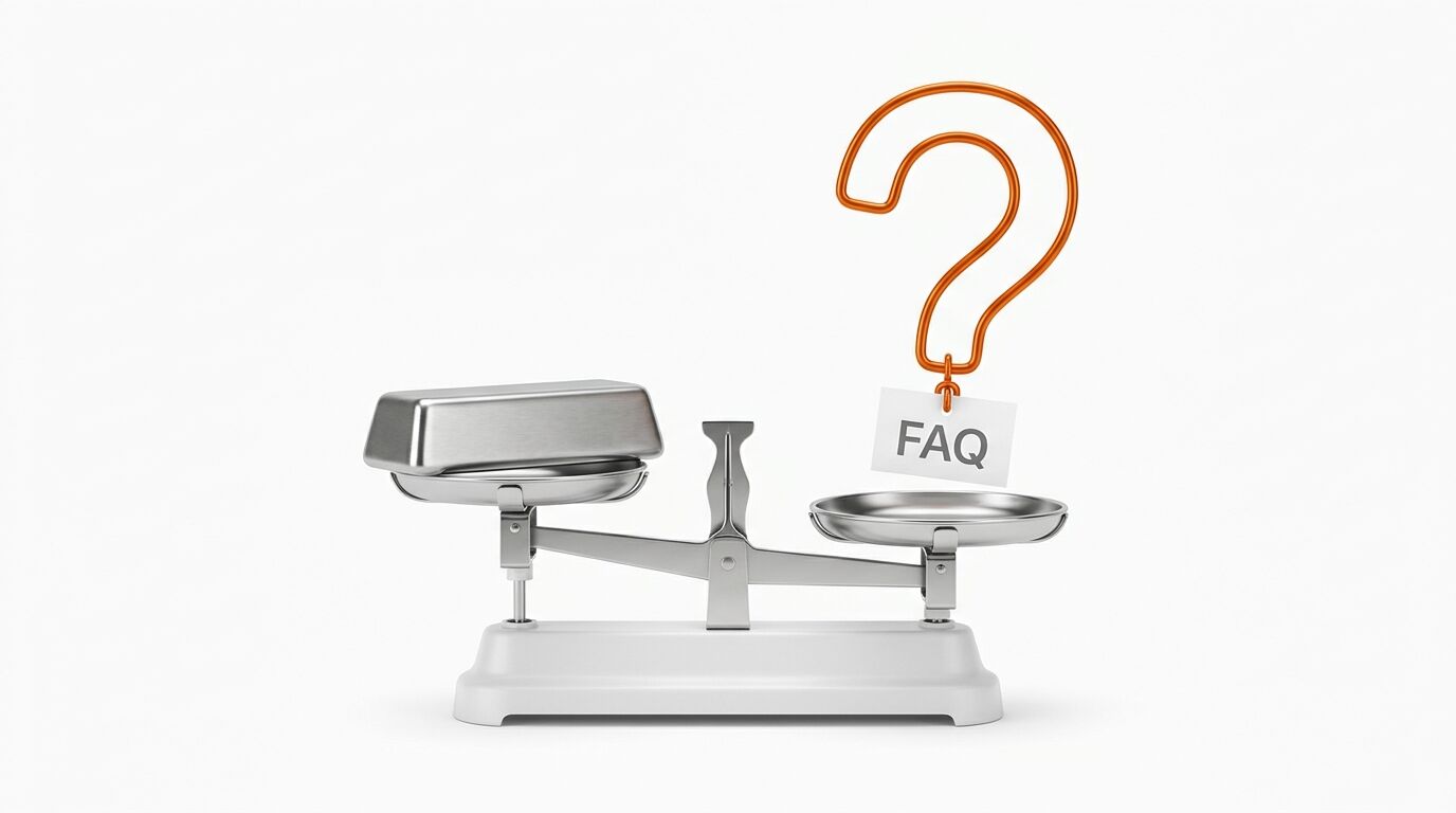 Balkenwaage mit Metallbarren links, Fragezeichen und „FAQ“-Schild rechts