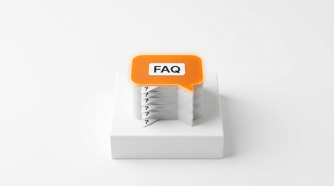 Stapel Sprechblasen mit Fragezeichen, oben orange FAQ-Sprechblase, auf Sockel
