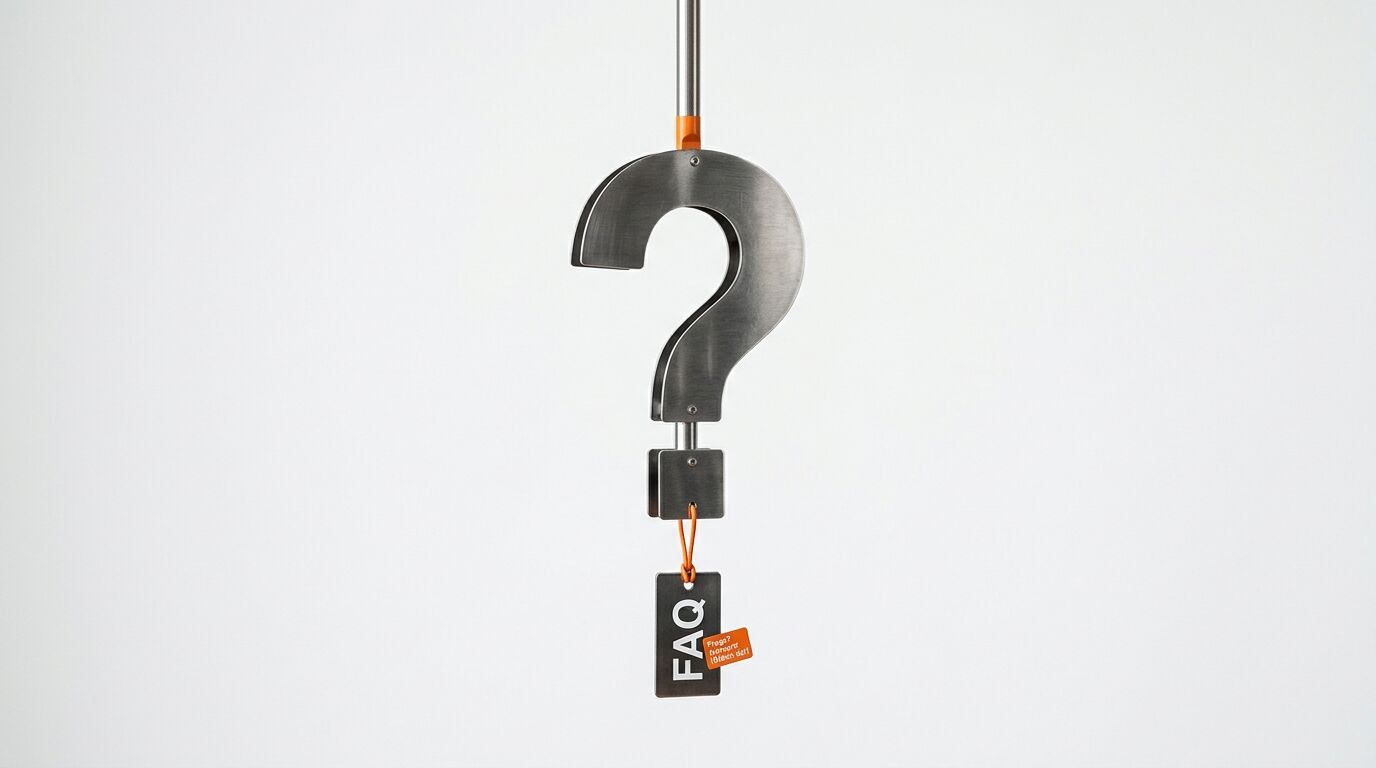 Silbernes Fragezeichen an Stange hängend, darunter ein schwarzes „FAQ“-Schild mit Orange