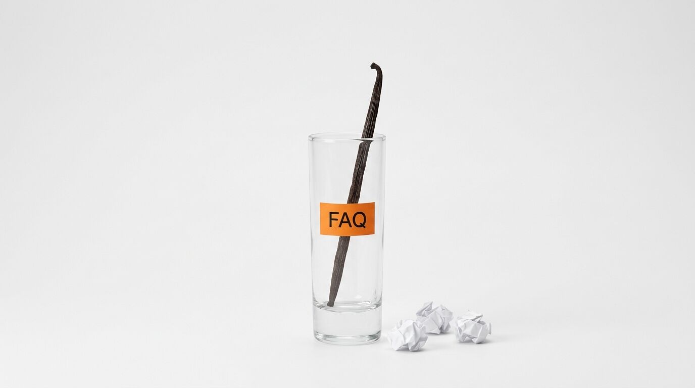 Glas mit Vanilleschote, „FAQ“-Aufkleber und Papierkugeln auf weißem Grund